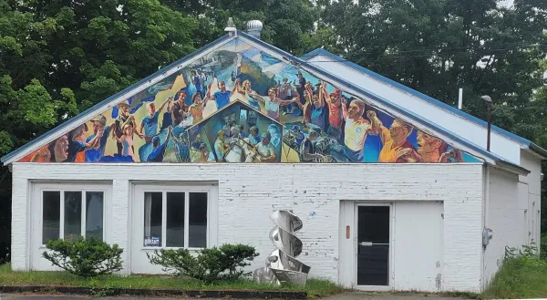Photo of Local 14 Solidarity Hall with Mural